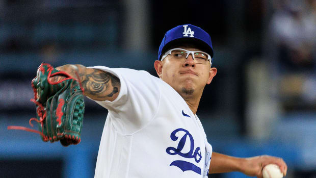 Julio Urías lanzando para Dodgers ante los Rockies el 4 de abril del 2023